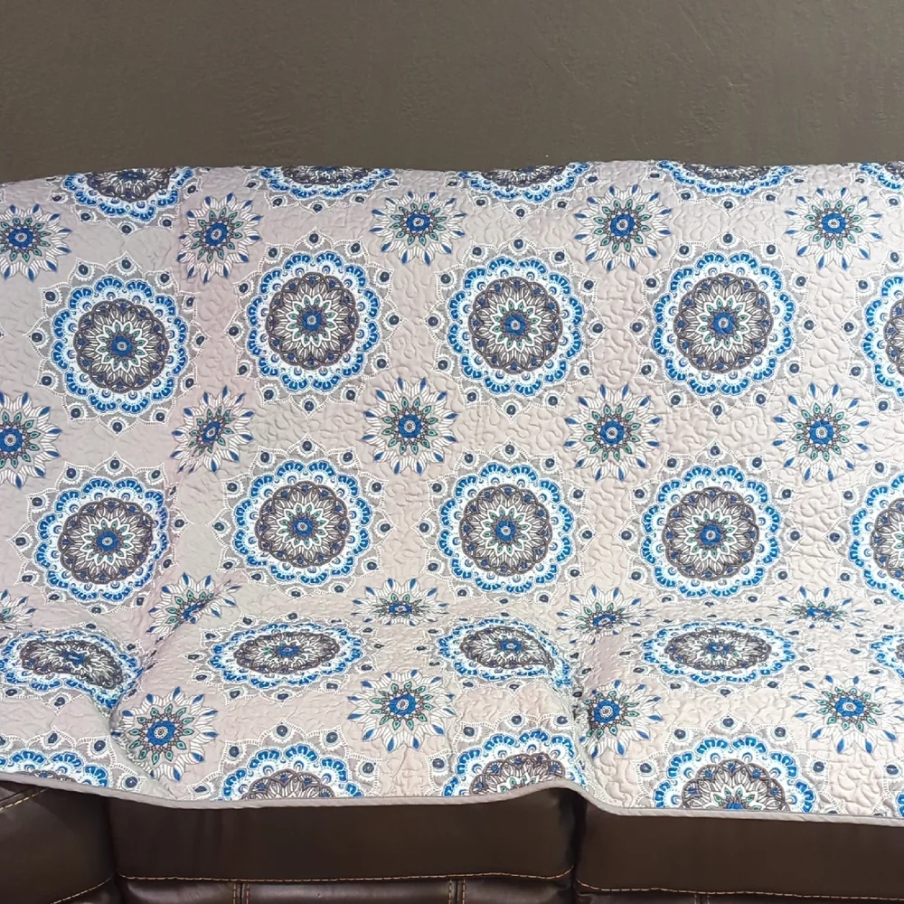 Twin 58x86 Inch Elegant Blue and Gray Mandala Quilt - Picture 4 of 10